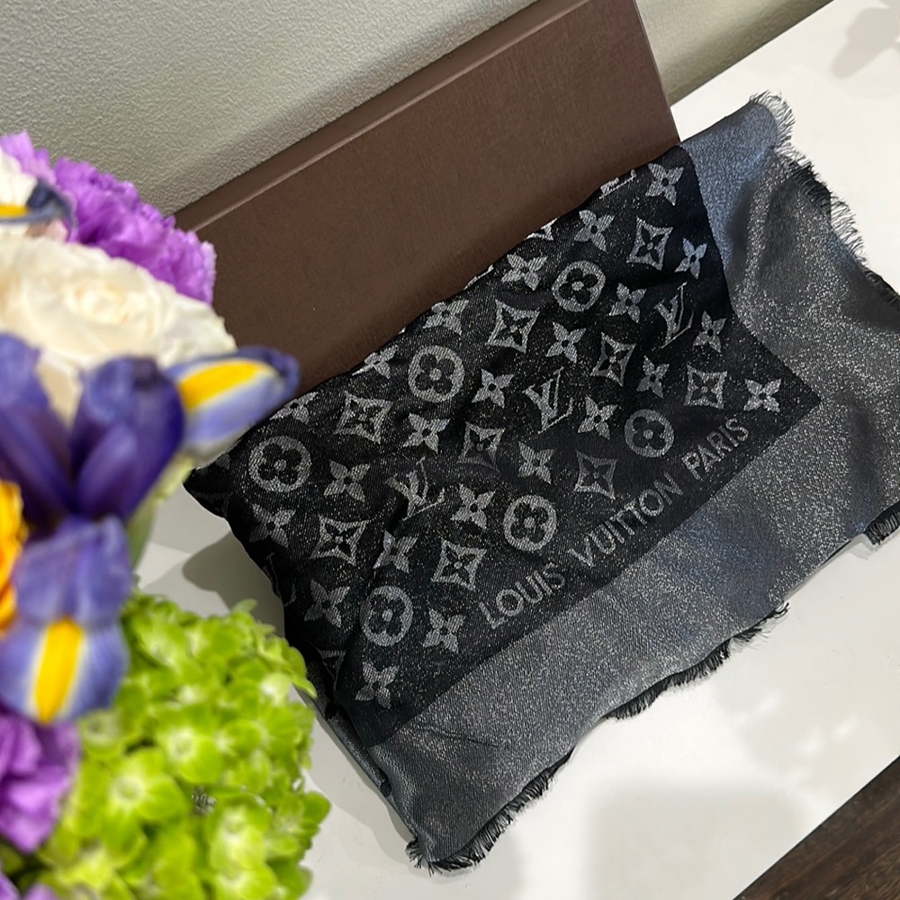 Louis Vuitton Monogram Shine Shawl - Black